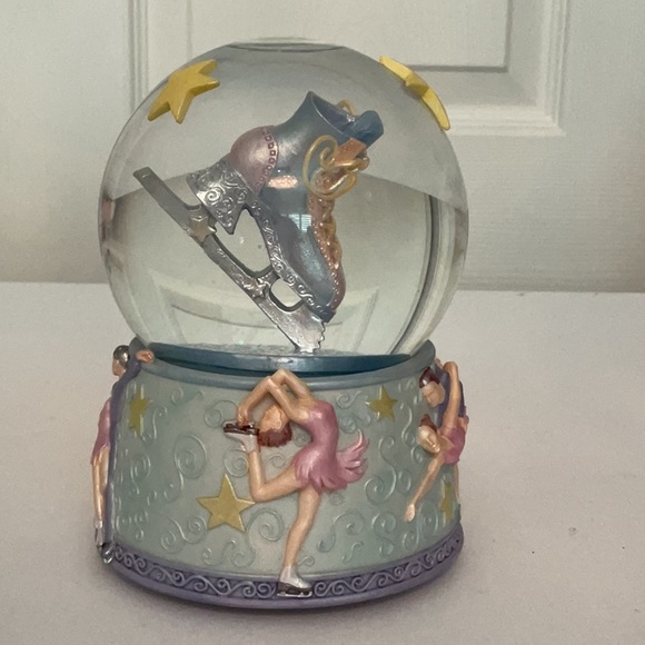 Twinkle Collectibles (Sankyo Musical) ~ Ice Skate Musical Snowglobe - Picture 4 of 14